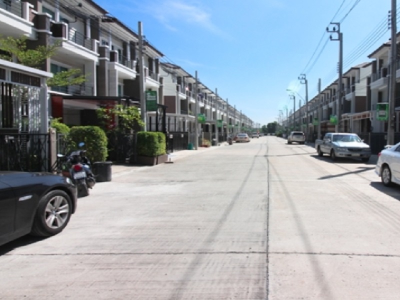 The-Color-Living-Townhome-Srinakharin-Wongwaen