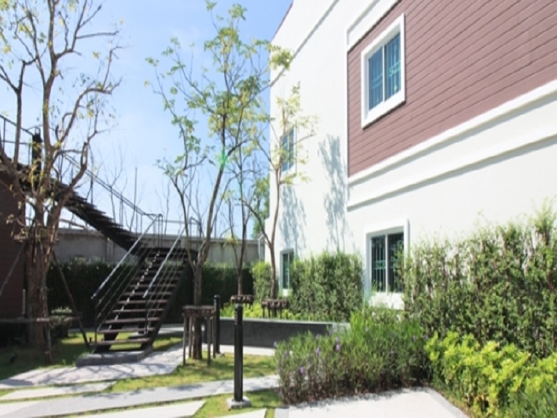 The-Color-Living-Townhome-Srinakharin-Wongwaen